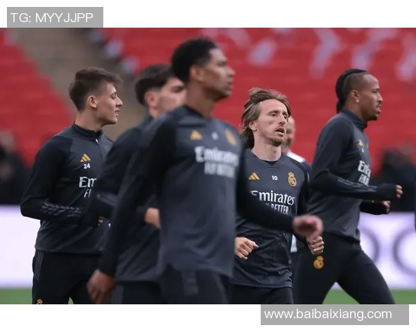 足球明星激情时刻:握拳庆祝彰显斗志与胜利的力量 足球明星激情时刻:握拳庆祝彰显斗志与胜利的力量